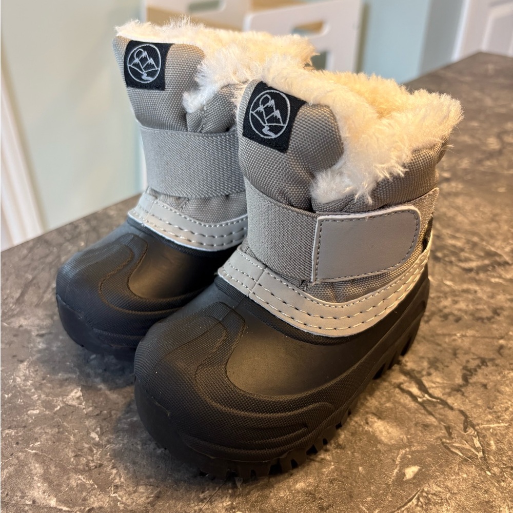 Tag Cream and Gray Fur-Lined Boots